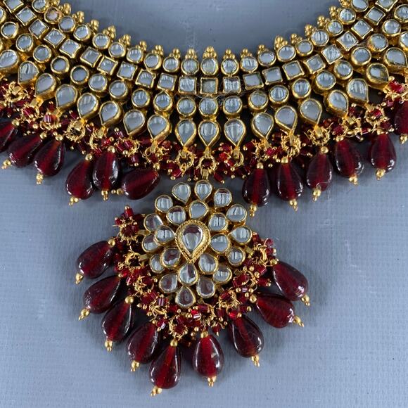 VINTAGE Gold Burgundy Metal Choker Necklace - Picture 2 of 3